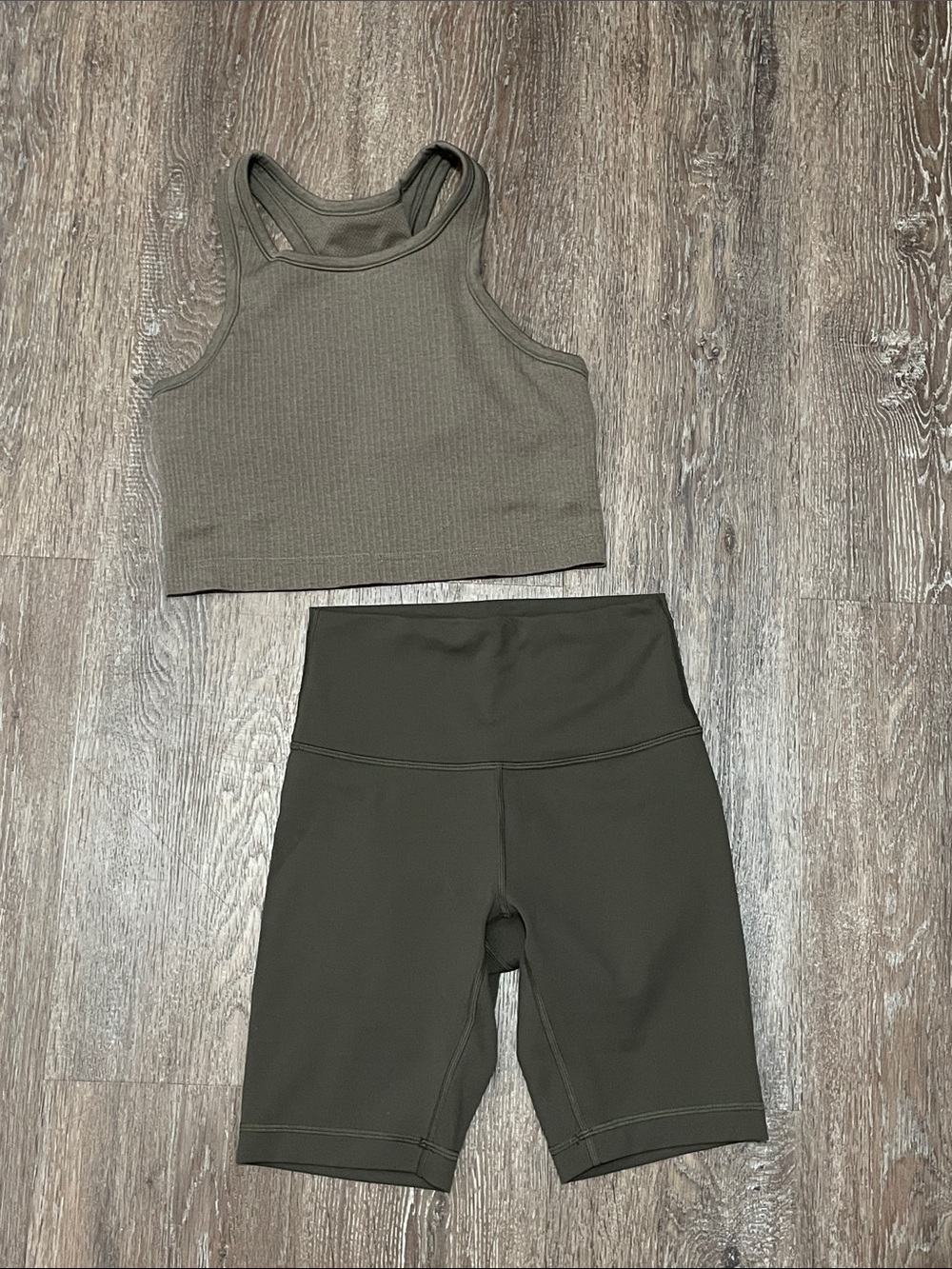 EUC Lululemon Workout Set. Size Top 6/Bottom 4